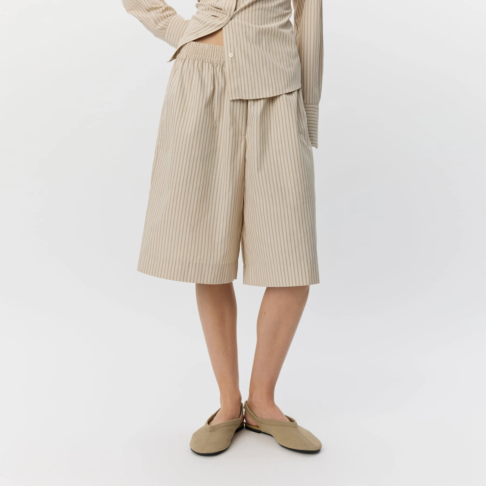 BlairSW Bermuda Shorts fra Sofie Schnoor - Off White/Black Stripe - På model