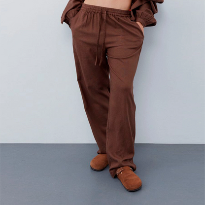 Bukser i hør og viskose fra Sofie Schnoor på model