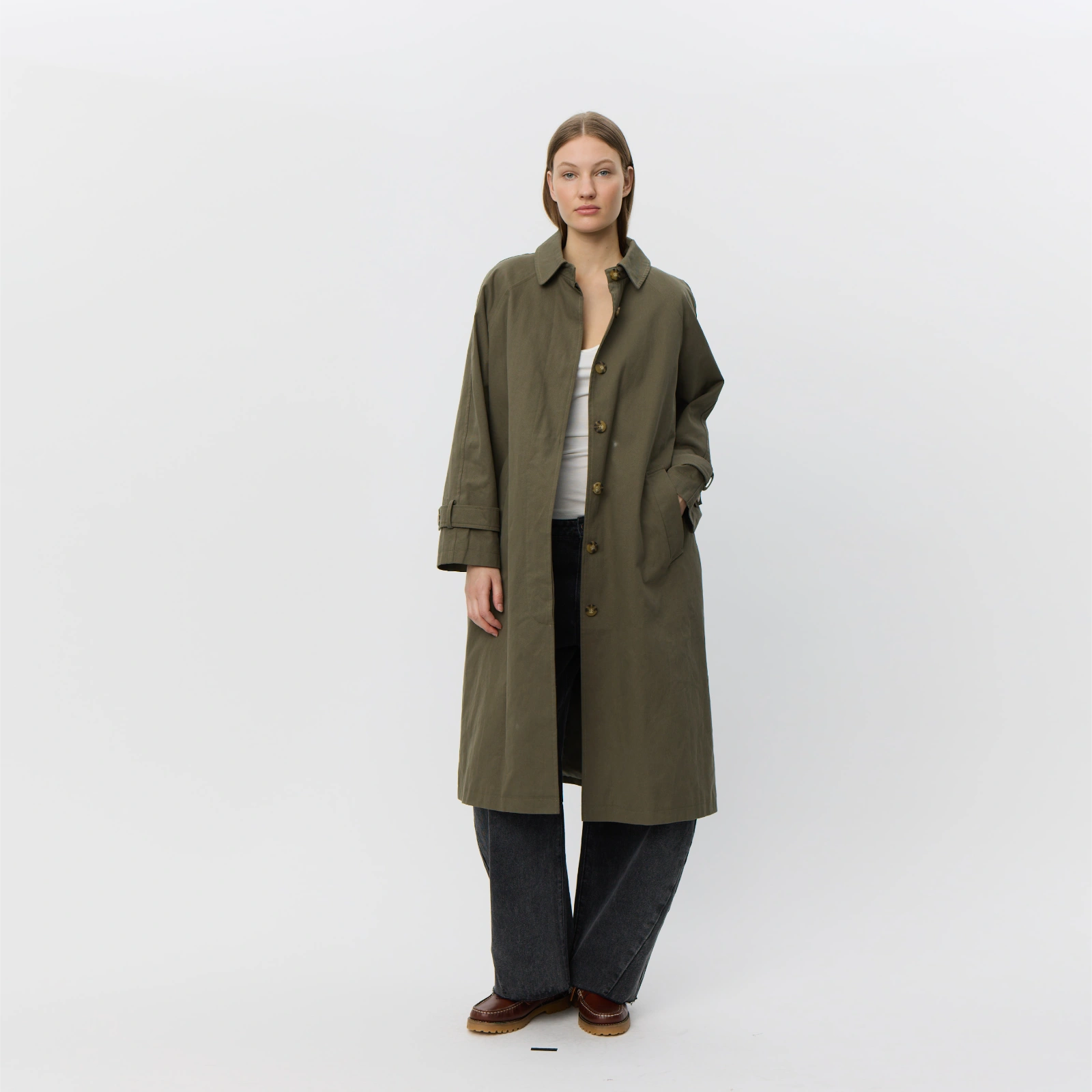 EniseSW Coat fra Sofie Schnoor - Army Green - På model