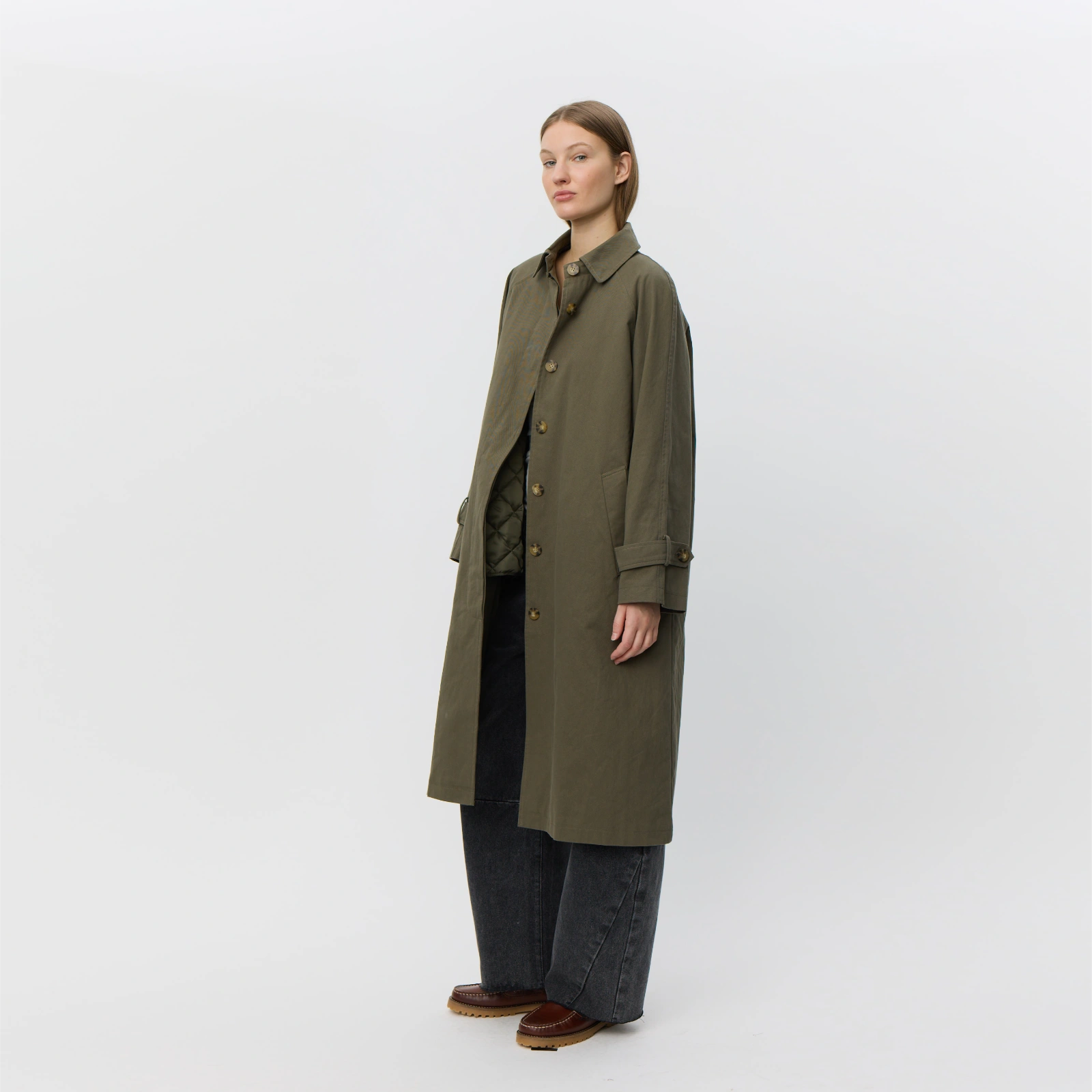 EniseSW Coat fra Sofie Schnoor - Army Green - På model fra siden