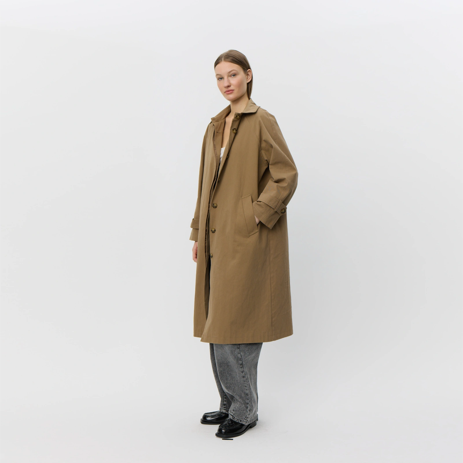 EniseSW Coat fra Sofie Schnoor - Camel - PÅ model set fra siden