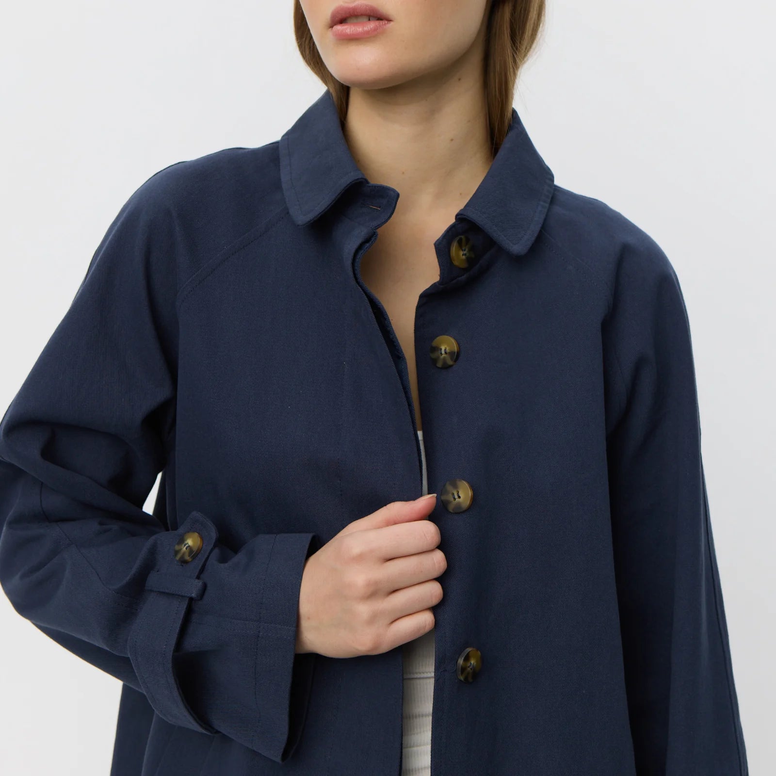 Filippa Coat fra Sofie Schnoor - Navy - Detaljefoto på model af knapper
