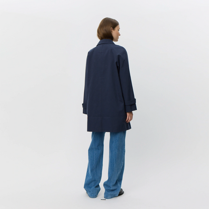 Filippa Coat fra Sofie Schnoor - Navy - På model set fra ryggen