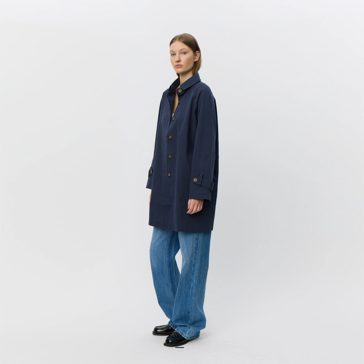 Filippa Coat fra Sofie Schnoor - Navy - På model set fra siden