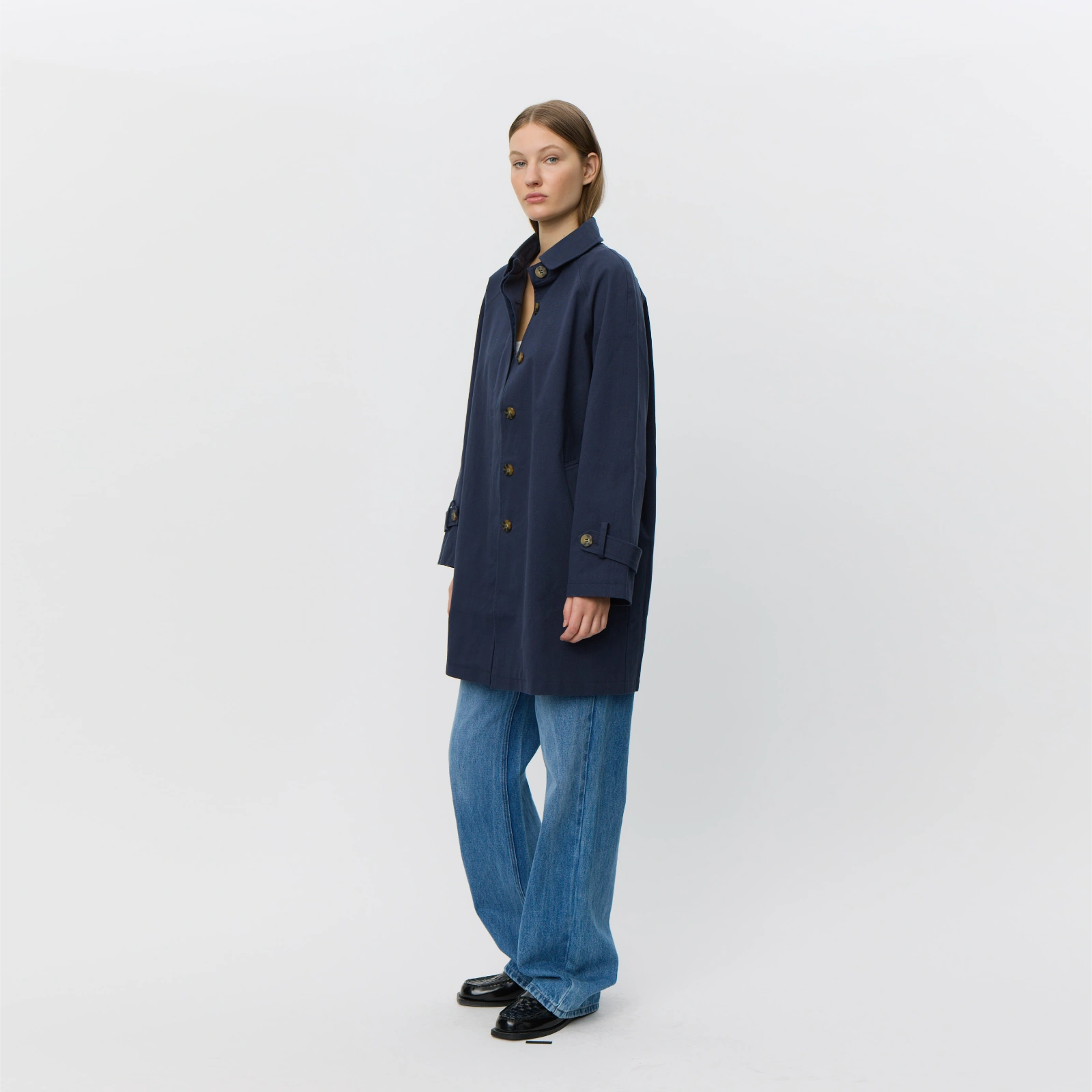 Filippa Coat fra Sofie Schnoor - Navy - På model set fra siden