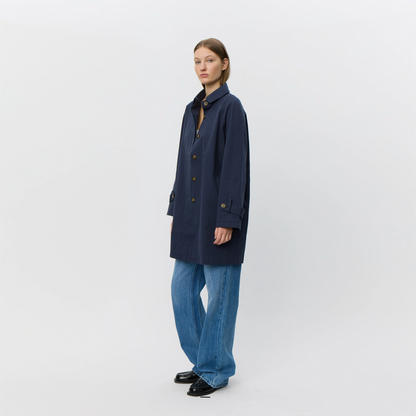 Filippa Coat fra Sofie Schnoor - Navy - På model set fra siden
