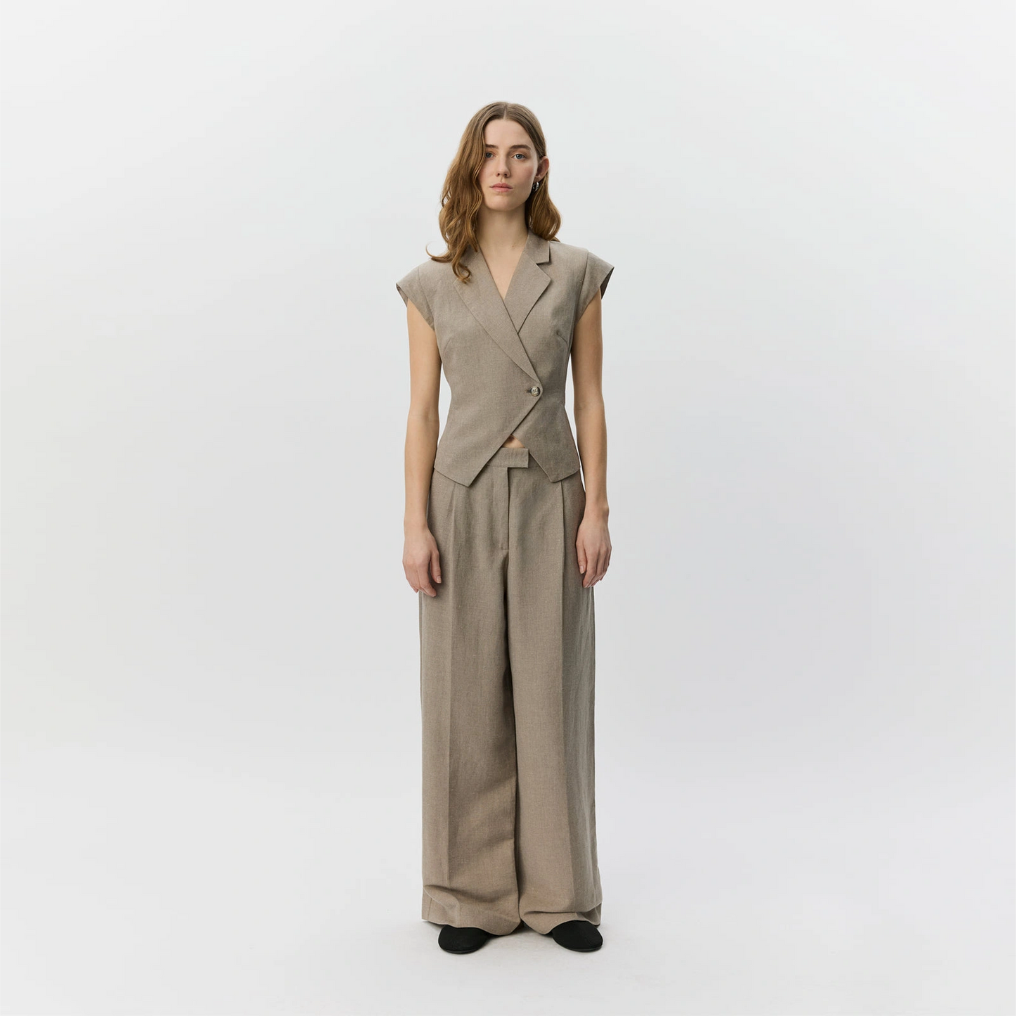 IzraSW Linen Mix Trousers fra Sofie Schnoor - Dark Sand - På model forfra