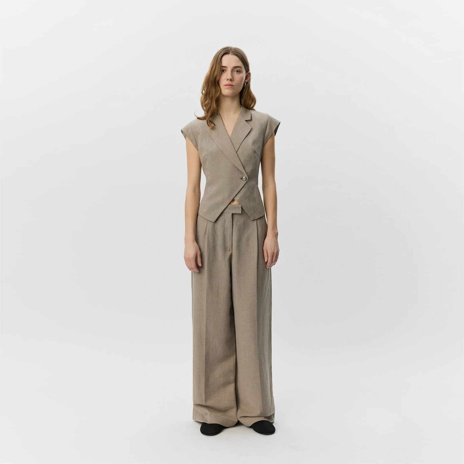 IzraSW Linen Mix Trousers fra Sofie Schnoor - Dark Sand - På model forfra