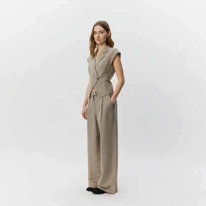 IzraSW Linen Mix Trousers fra Sofie Schnoor - Dark Sand - På model fra siden