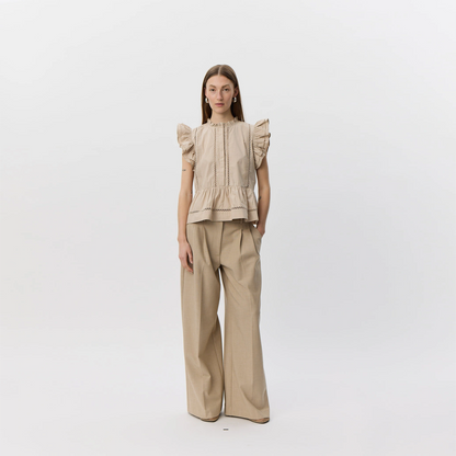 JulienSW Frill Cotton Top fra Sofie Schnoor - Feather Gray - På model