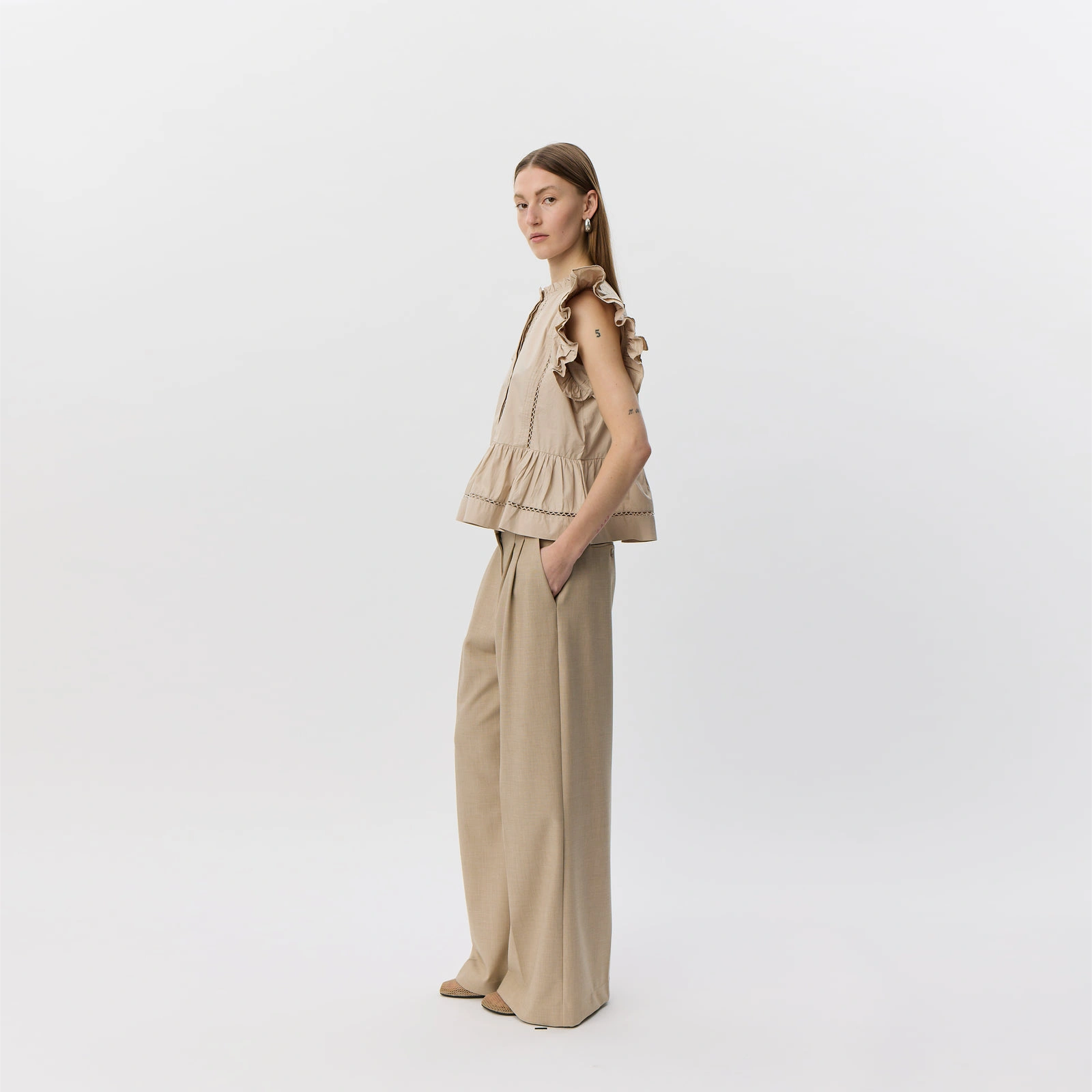 JulienSW Frill Cotton Top fra Sofie Schnoor - Feather Gray - På model fra siden