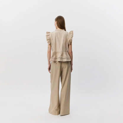 JulienSW Frill Cotton Top fra Sofie Schnoor - Feather Gray - På model fra ryggen