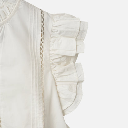 JulienSW Frill Cotton Top fra Sofie Schnoor - White Alyssum - Detalje af ærme