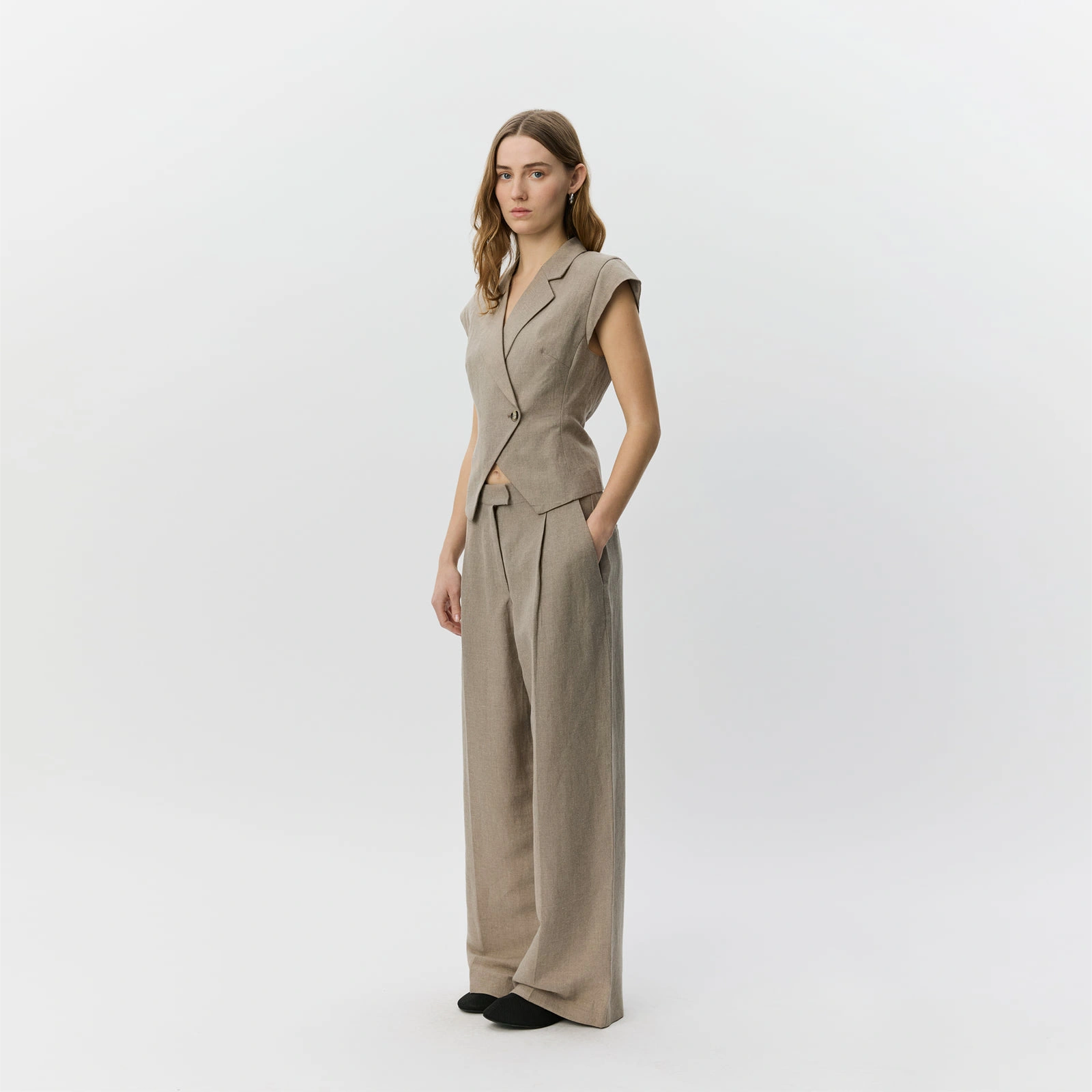 MajseSW Linen Mix Cap Sleeve Blazer - Sofie Schnoor - Dark Sand - På model fra siden