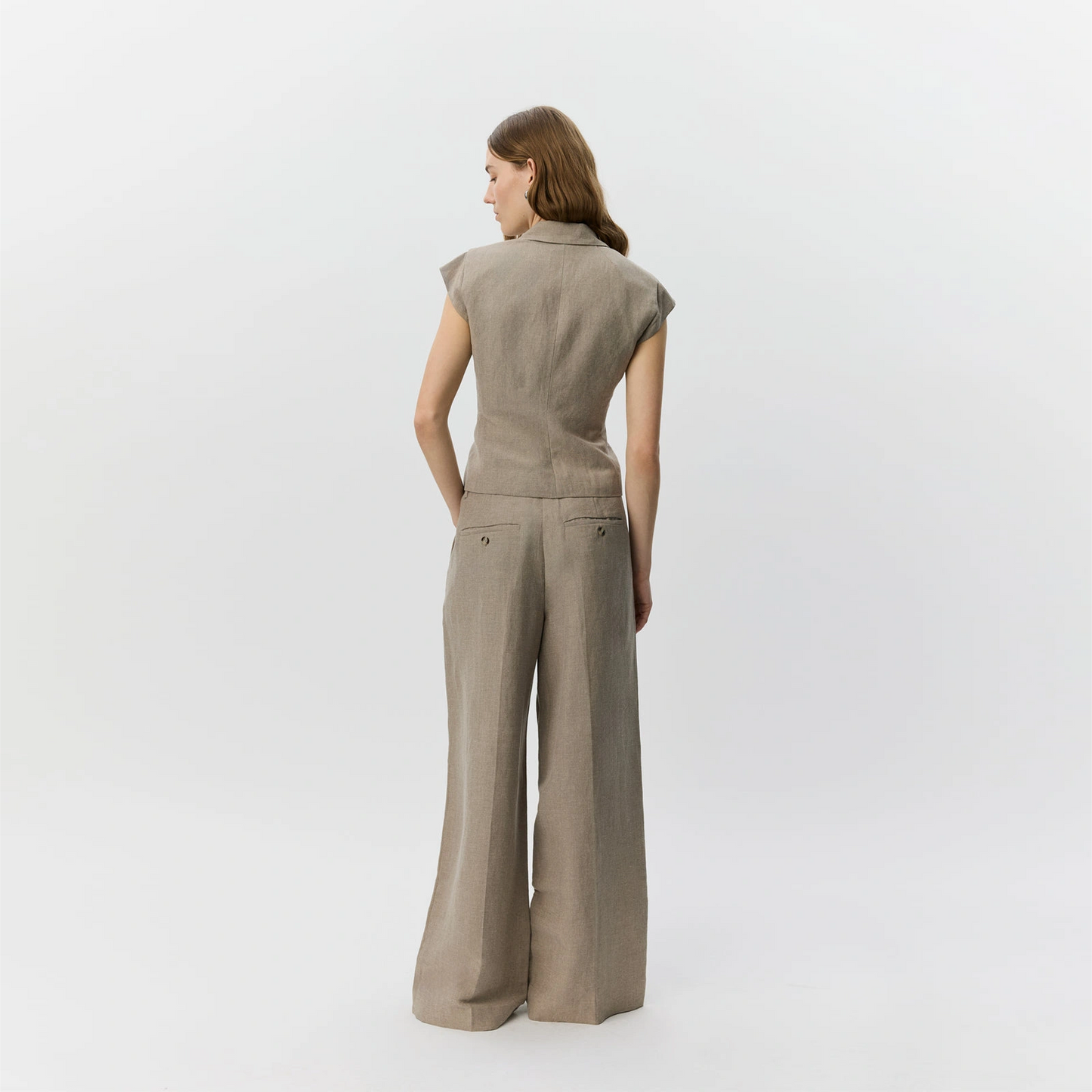 MajseSW Linen Mix Cap Sleeve Blazer - Sofie Schnoor - Dark Sand - På model fra ryggen