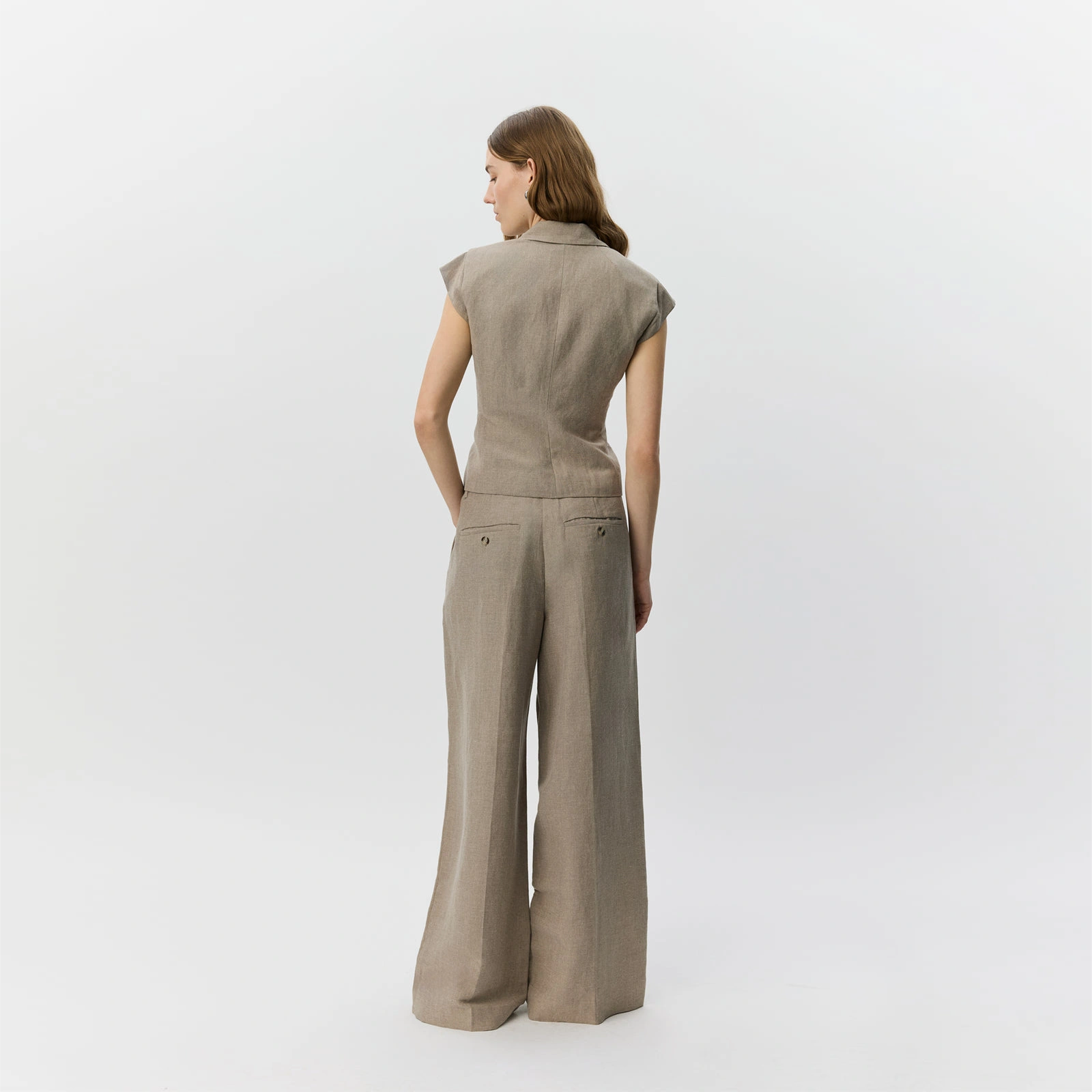 MajseSW Linen Mix Cap Sleeve Blazer - Sofie Schnoor - Dark Sand - På model fra ryggen