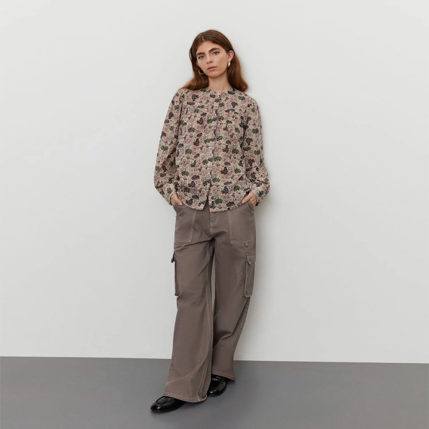 Mønstret bomuldsskjorte fra Sofie Schnoor (model fuld længde)