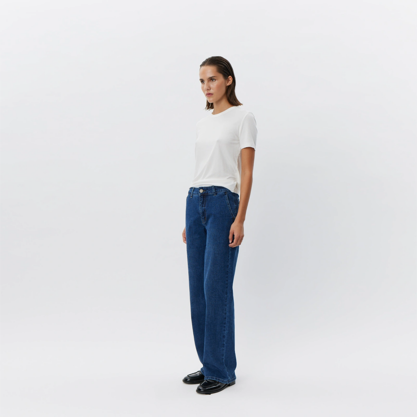 NataliaSW T-shirt fra Sofie Schnoor - White - På model fra siden