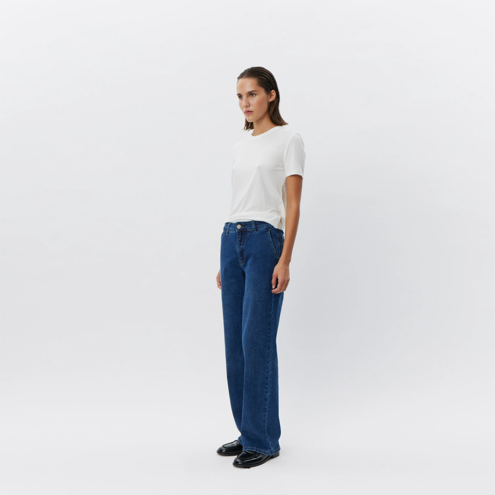 NataliaSW T-shirt fra Sofie Schnoor - White - På model fra siden