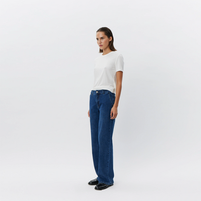 NataliaSW T-shirt fra Sofie Schnoor - White - På model fra siden