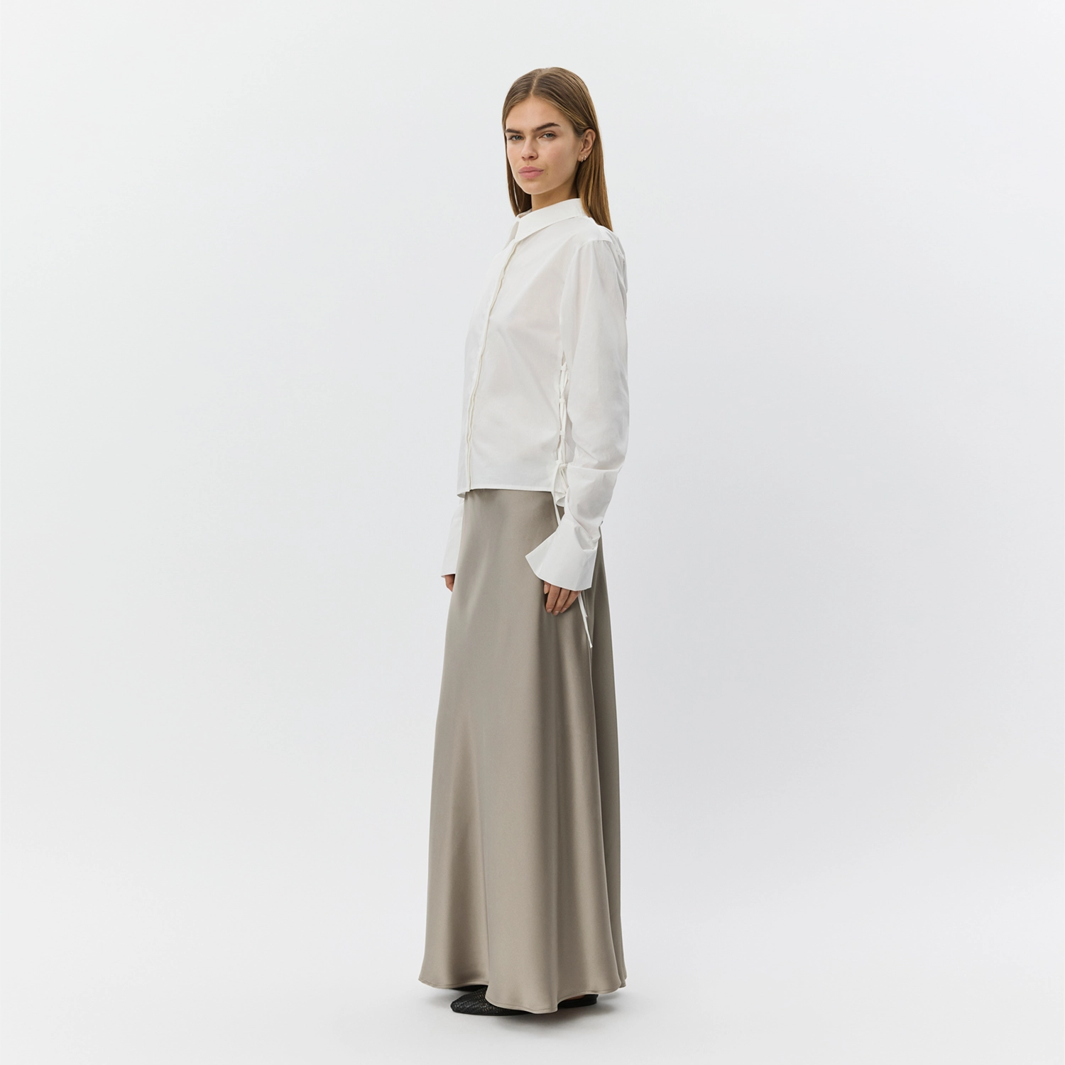 ShirtSW String Detail Shirt fra Sofie Schnoor - Off White - På model fra siden