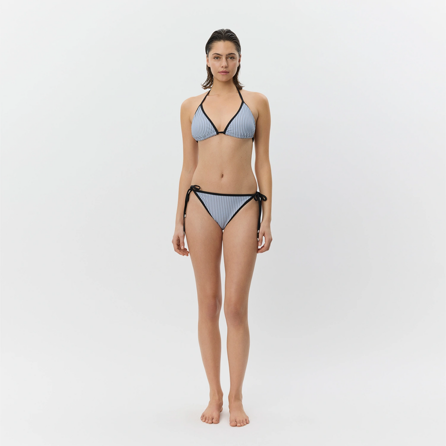 SikkySW Triangle Bikini fra Sofie Schnoor - Light Blue Striped - På model - fuld længde