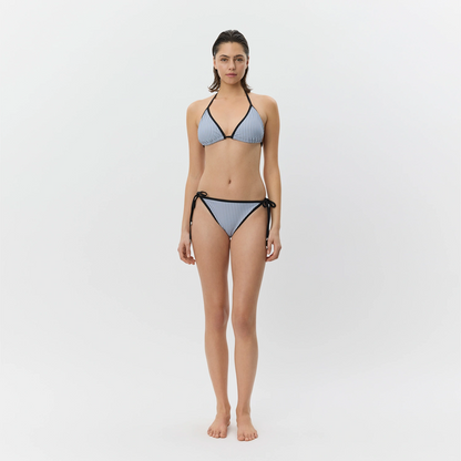 SikkySW Triangle Bikini fra Sofie Schnoor - Light Blue Striped - På model - fuld længde