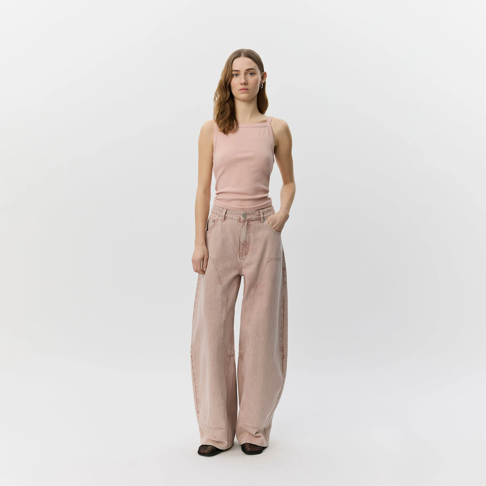 SonjaSW Barrel Shaped Jeans fra Sofie Schnoor - Faded Rose Denim - Model