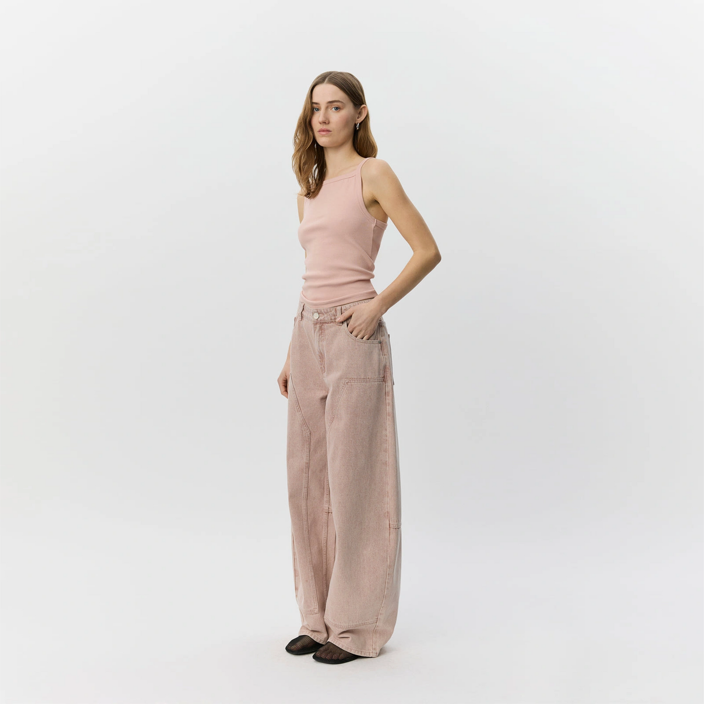 SonjaSW Barrel Shaped Jeans fra Sofie Schnoor - Faded Rose Denim - På model fra siden