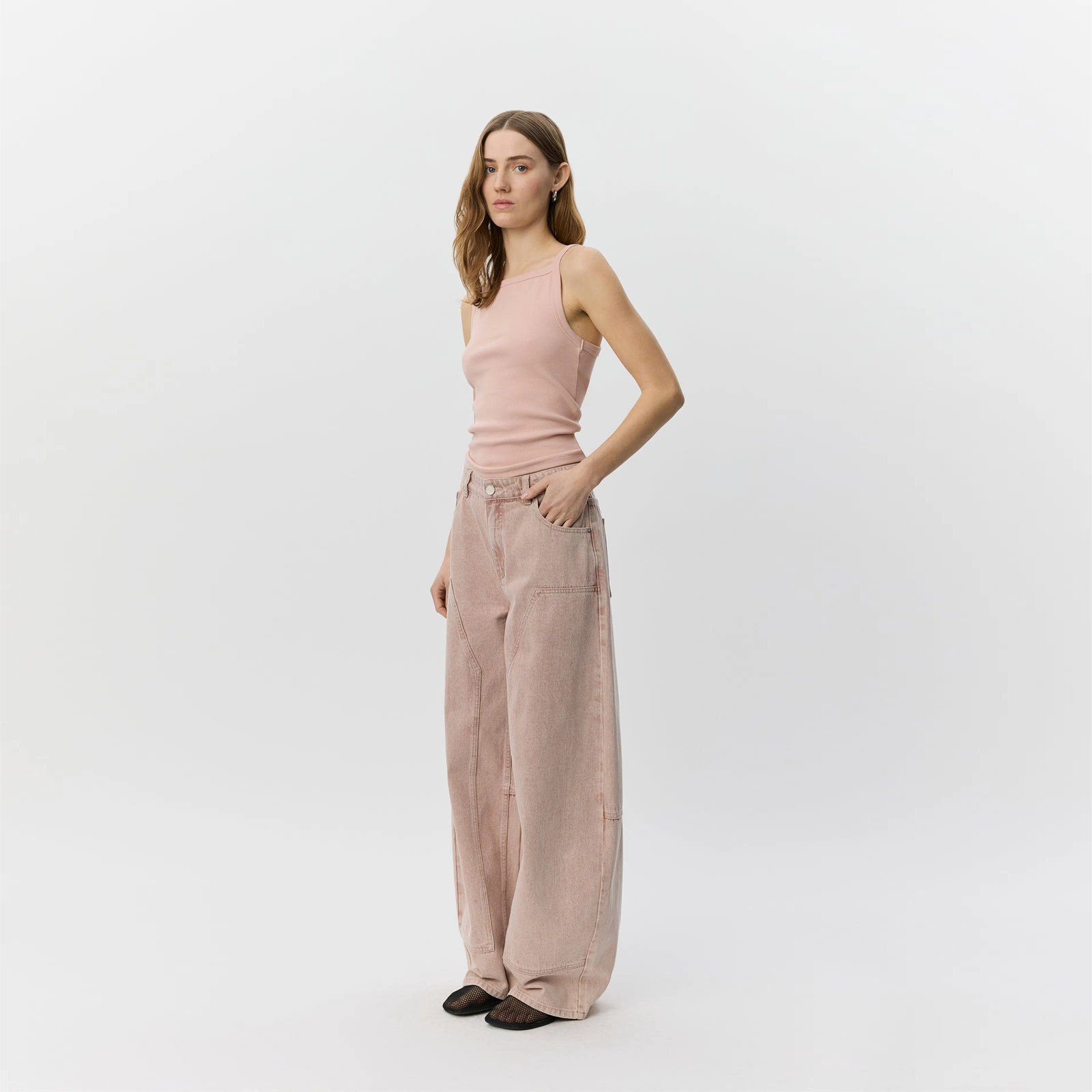 SonjaSW Barrel Shaped Jeans fra Sofie Schnoor - Faded Rose Denim - På model fra siden