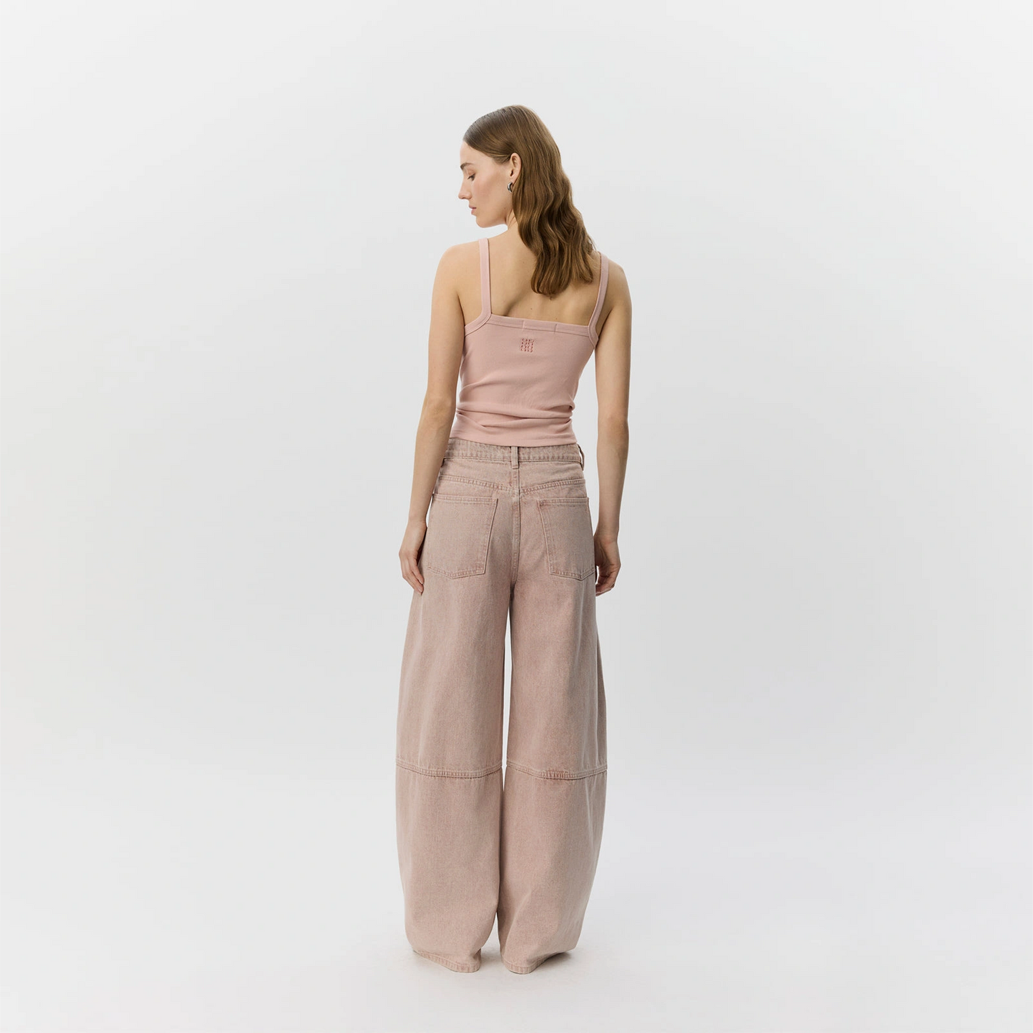 SonjaSW Barrel Shaped Jeans fra Sofie Schnoor - Faded Rose Denim - På model fra ryggen