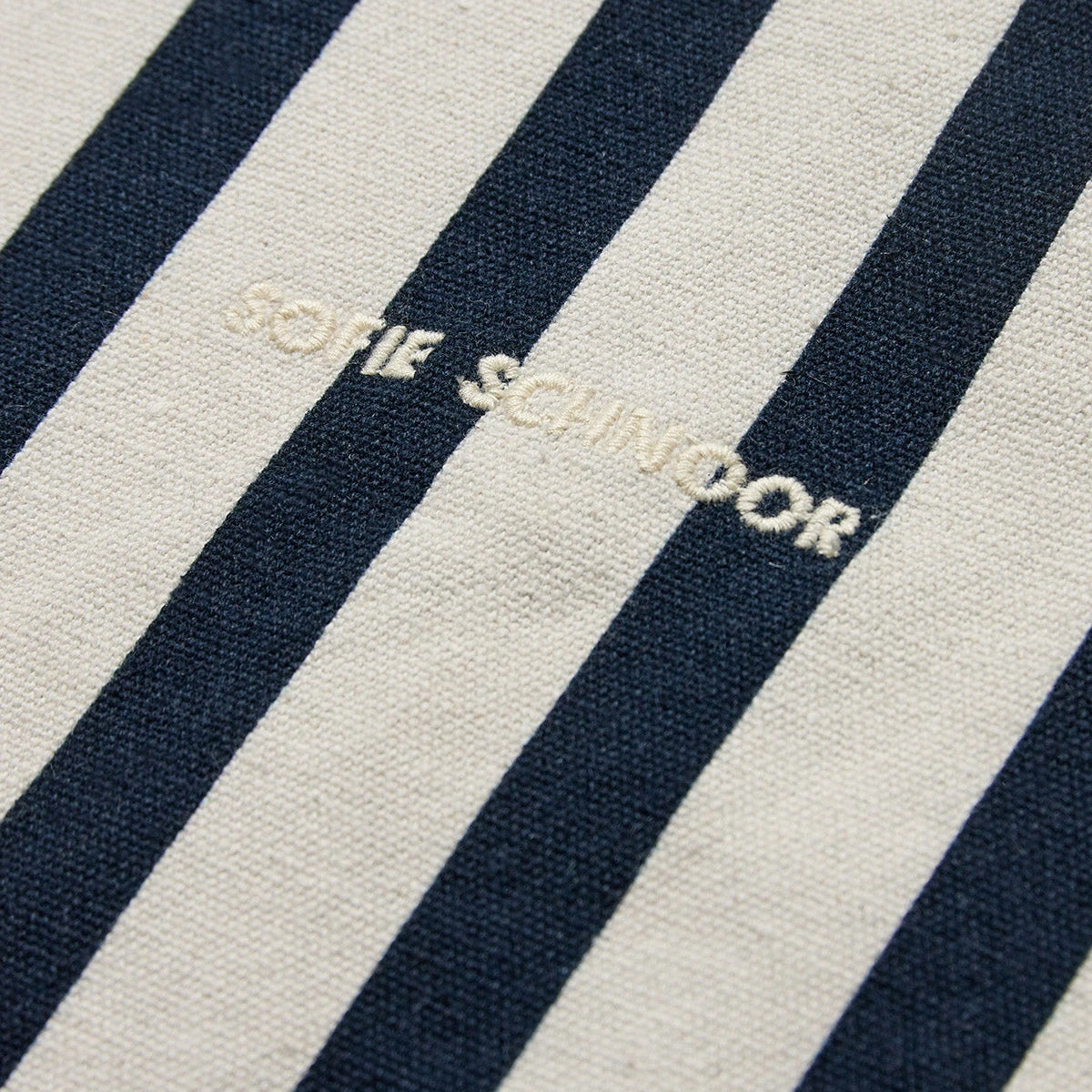 Stribet kanvasshopper fra Sofie Schnoor i Dark Blue Stripe (logo)