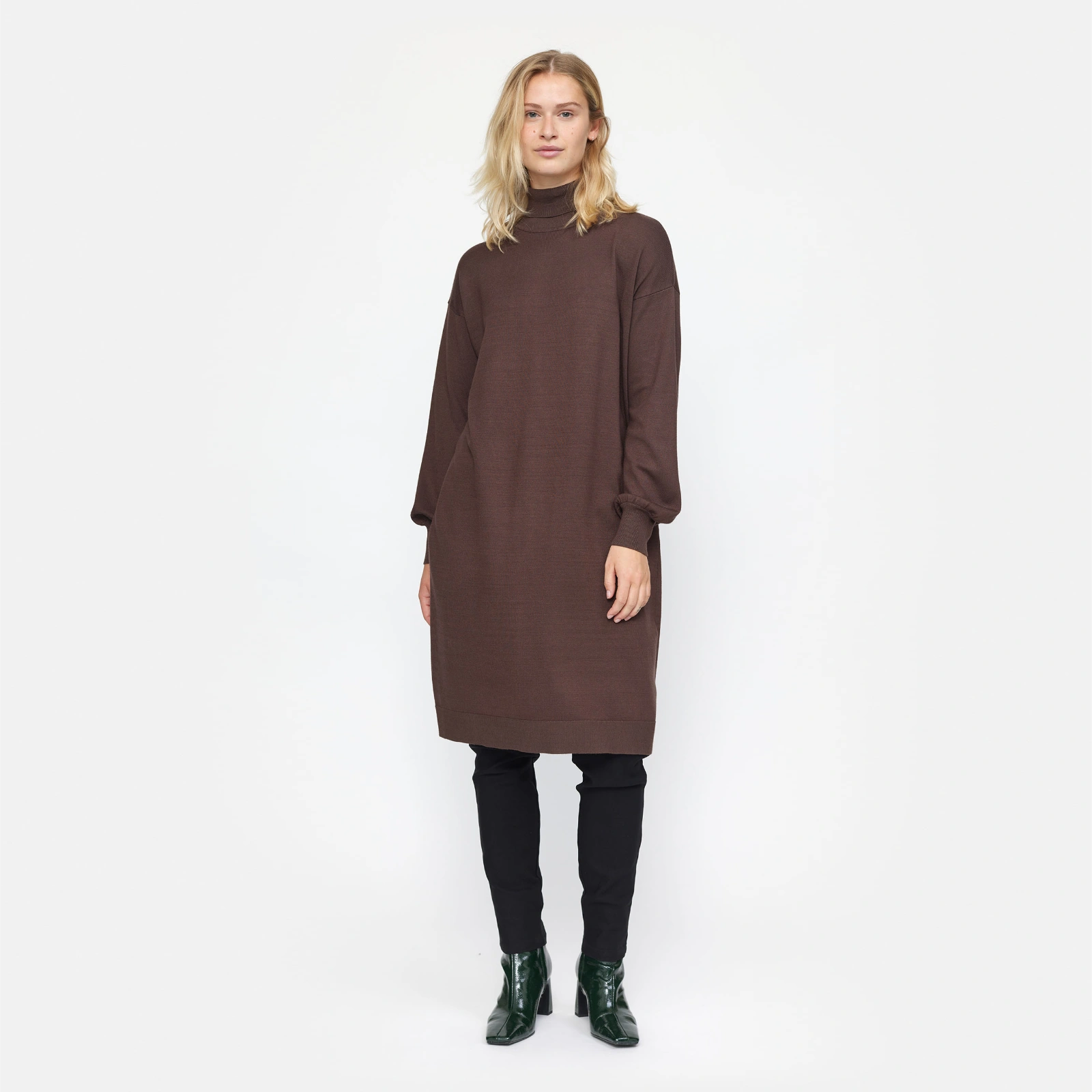 SRLea kjole med rullekrave fra Soft Rebels på model