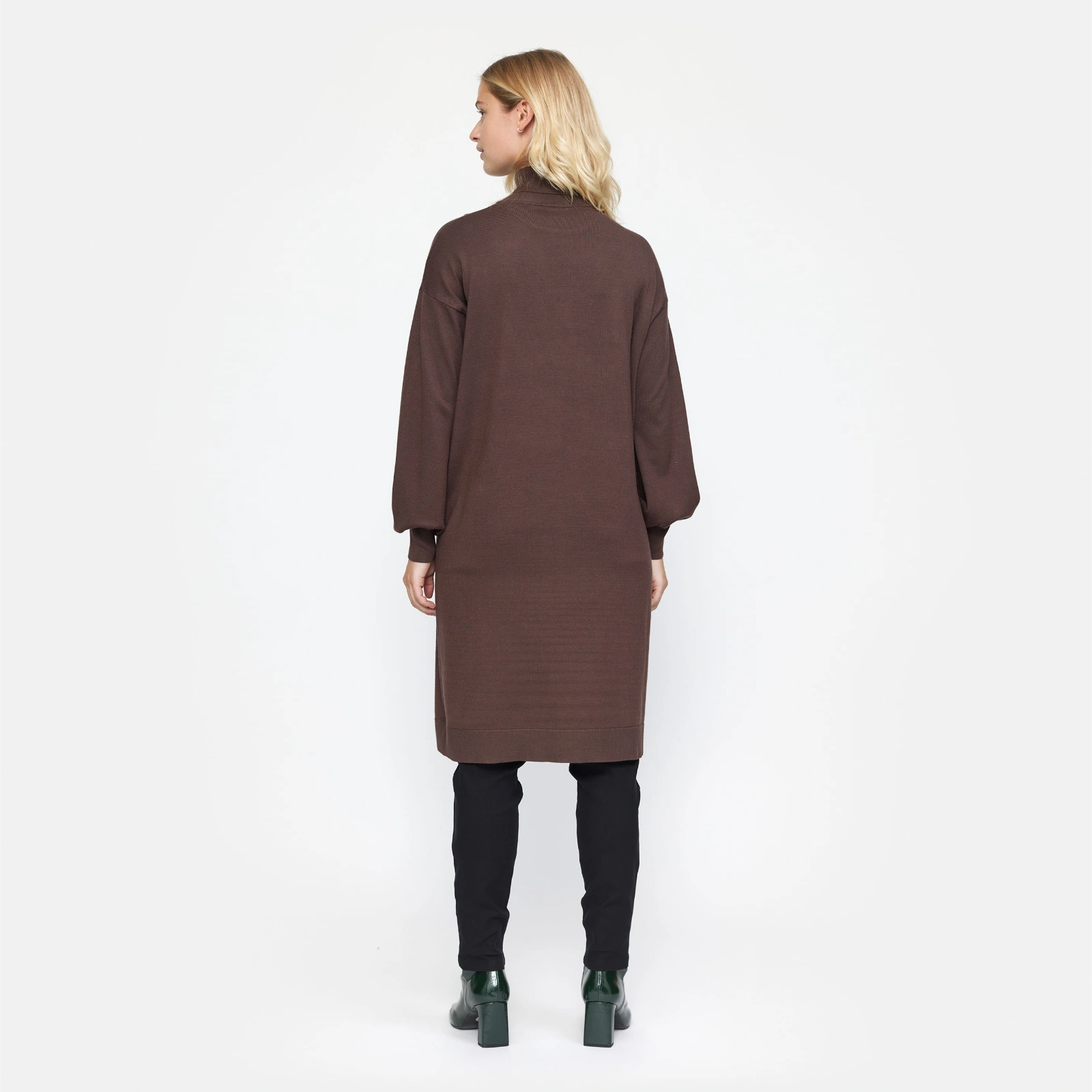 SRLea kjole med rullekrave fra Soft Rebels på model bagfra