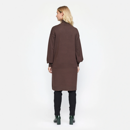 SRLea kjole med rullekrave fra Soft Rebels på model bagfra