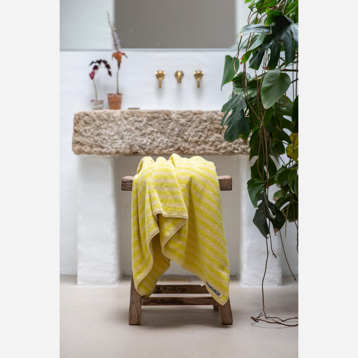 Naram ØkoTex håndklæder i prestine/neon yellow (på badeværelse), fra 175 kr. 