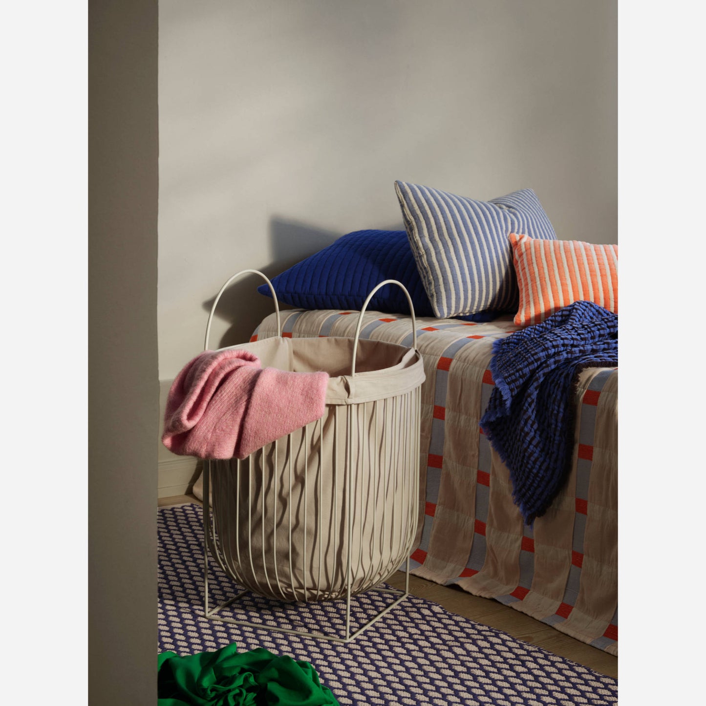 Arild vasketøjskruv fra Broste Copenhagen i lysegrå i soveværelse
