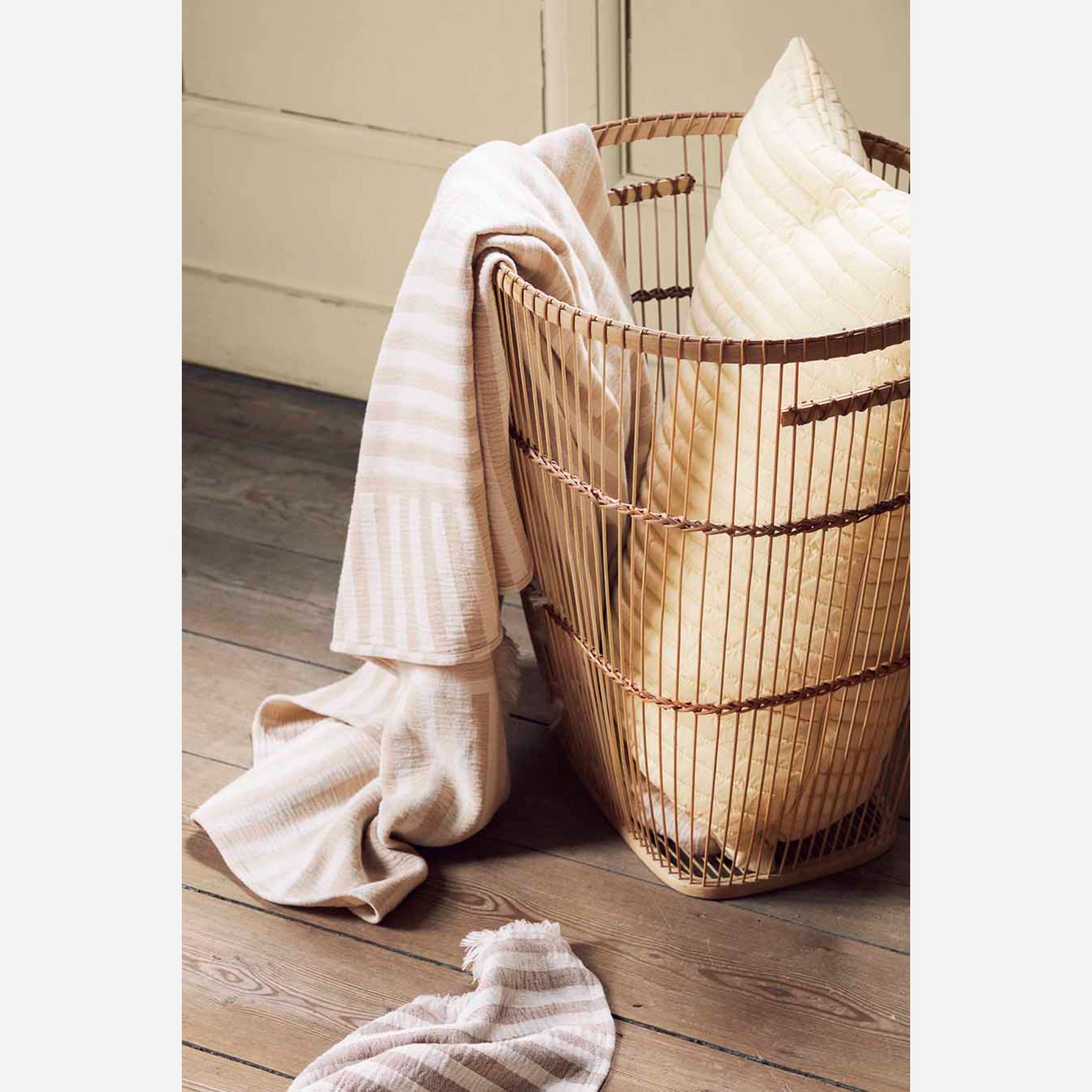 Frankie plaid fra Broste Copenhagen i Taos Taupe Beige (miljø)