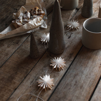 Garland Flake papir guirlande fra DBKD (på bord), 149 kr.