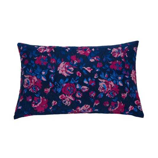 Aflang navy pude fra Dagny med lyserøde og pink blomster, 469 kr.