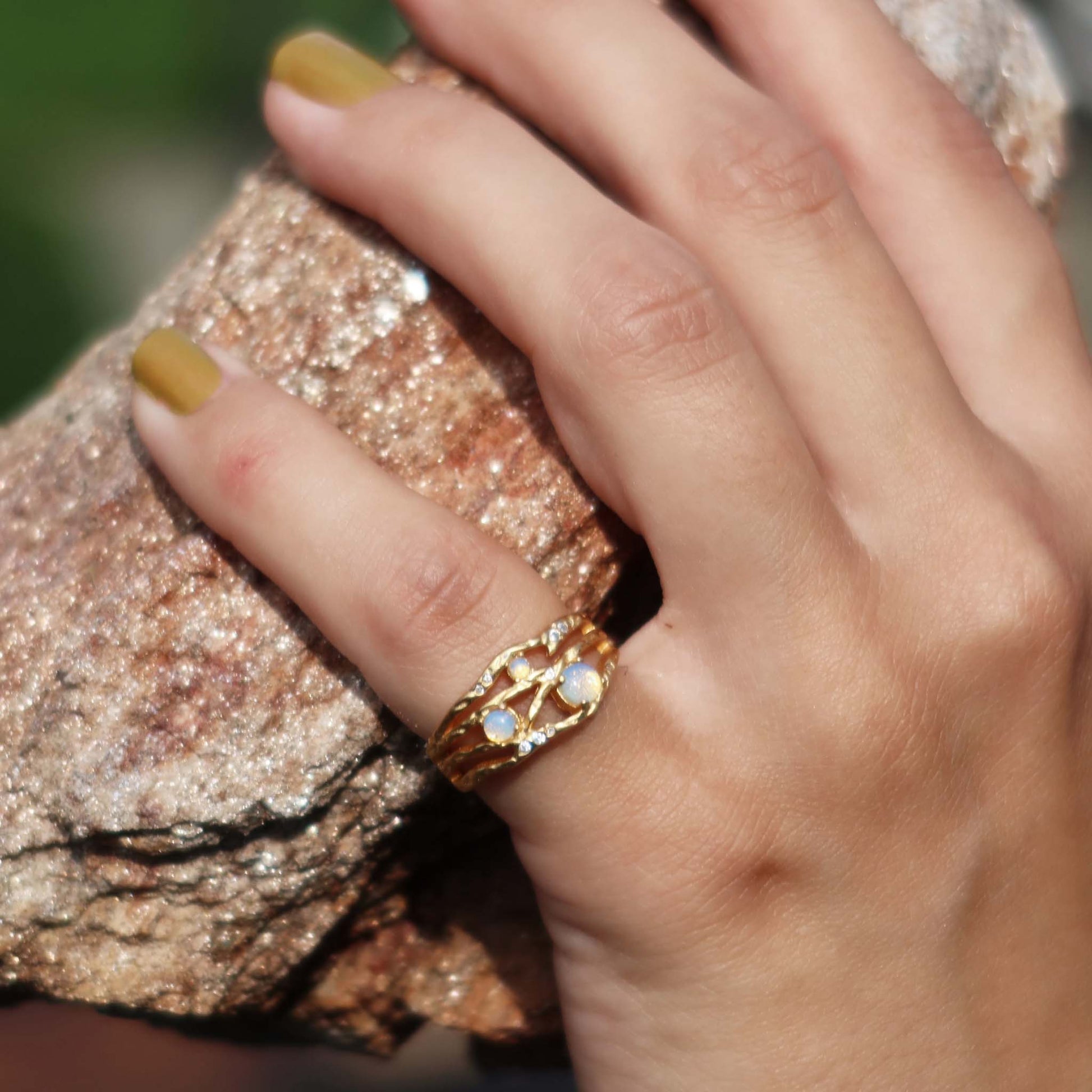 Forest ringe fra Eden Outcast Jewelry i forgyldt sølv med månesten og zirkoner, 999 kr, model