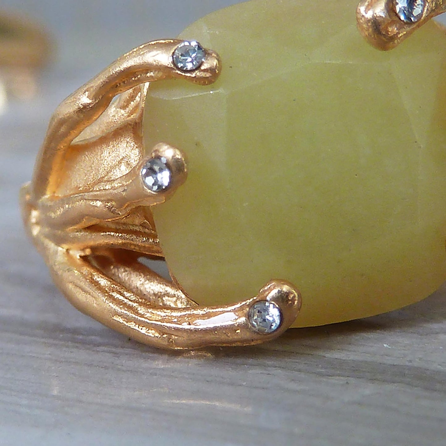 Indulge Ring fra Eden Outcast med Lemon Crystal (detalje)