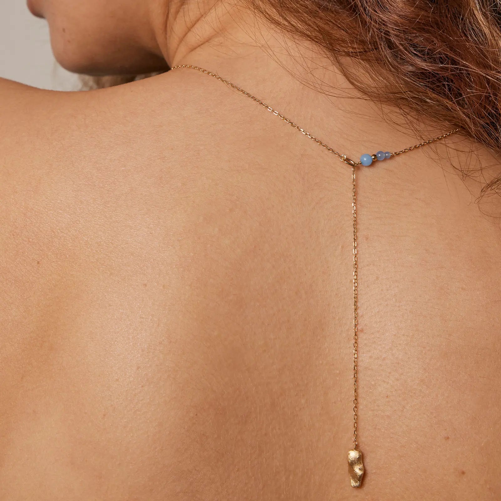 Blanca necklace fra Enamel Copenhagen på model fra ryggen