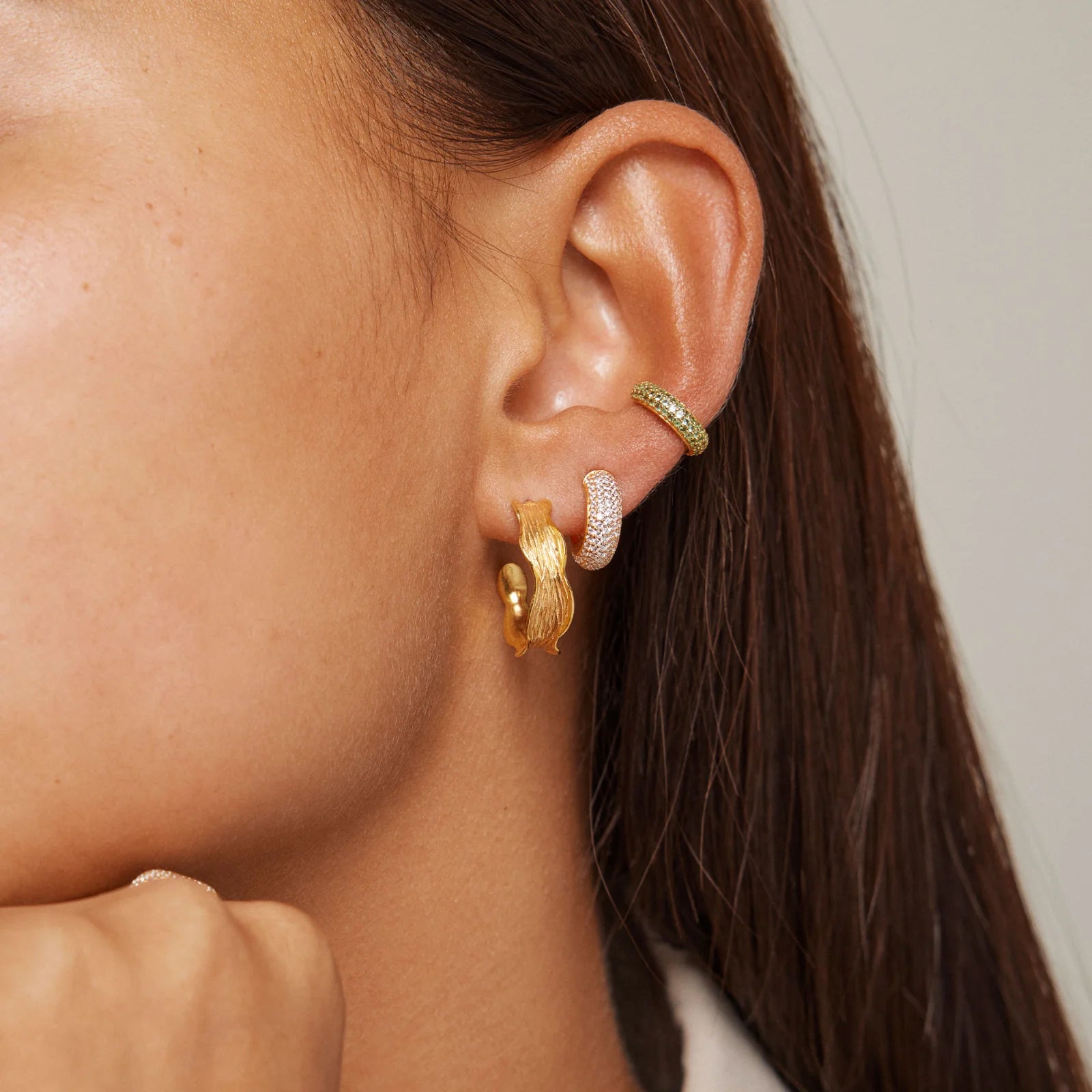 Ane Small Hoops fra Enamel i forgyldt sølv på model