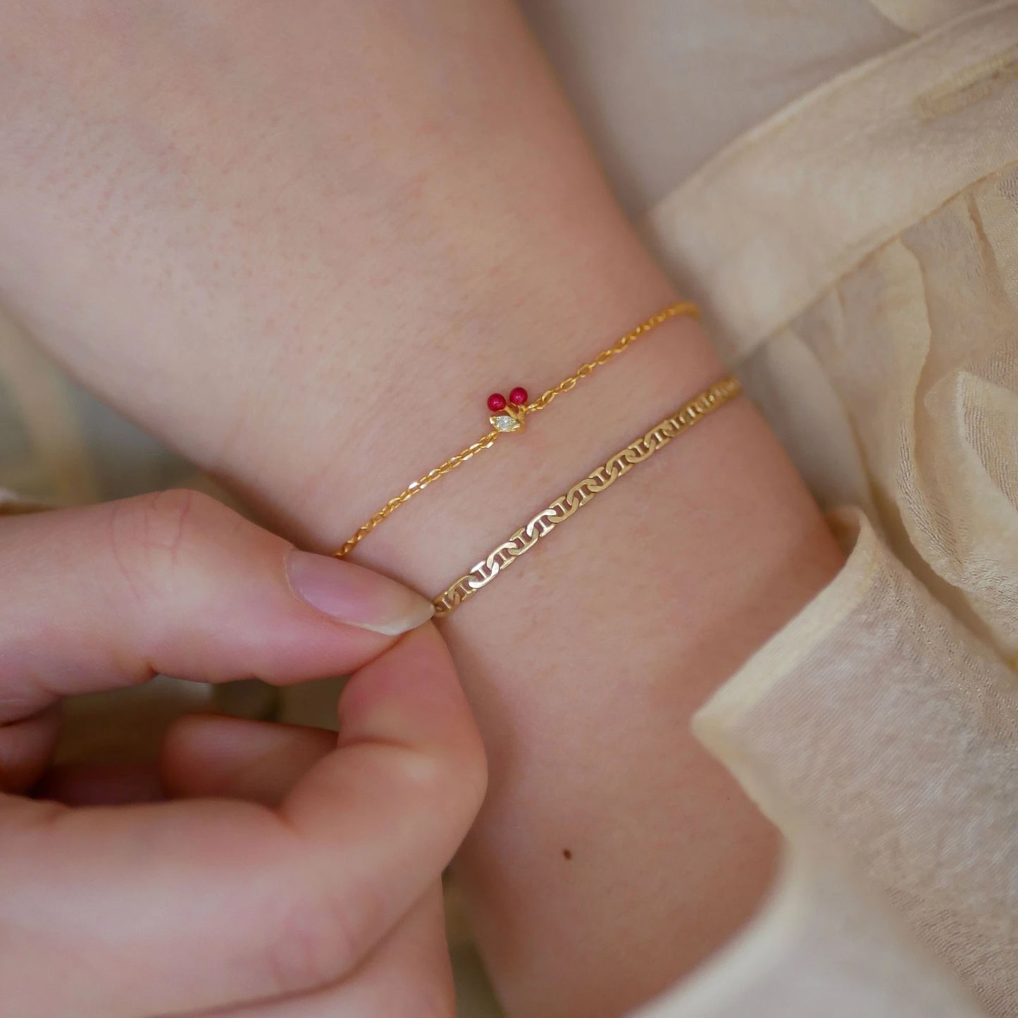 Cherry bracelet fra Enamel Copenhagen i Red på model