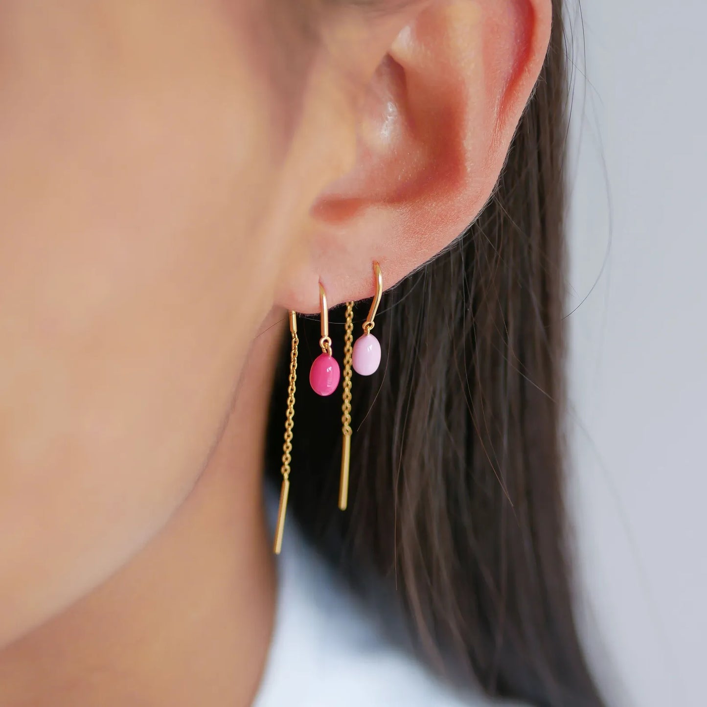 Eleanor Earrings fra Enamel Copenhagen i Light Pink på model