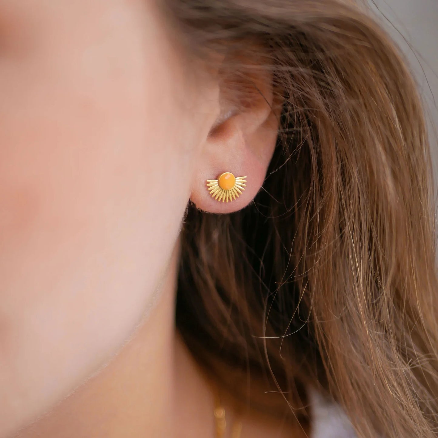 Soleil Studs fra Enamel Copenhagen I Clementine på model