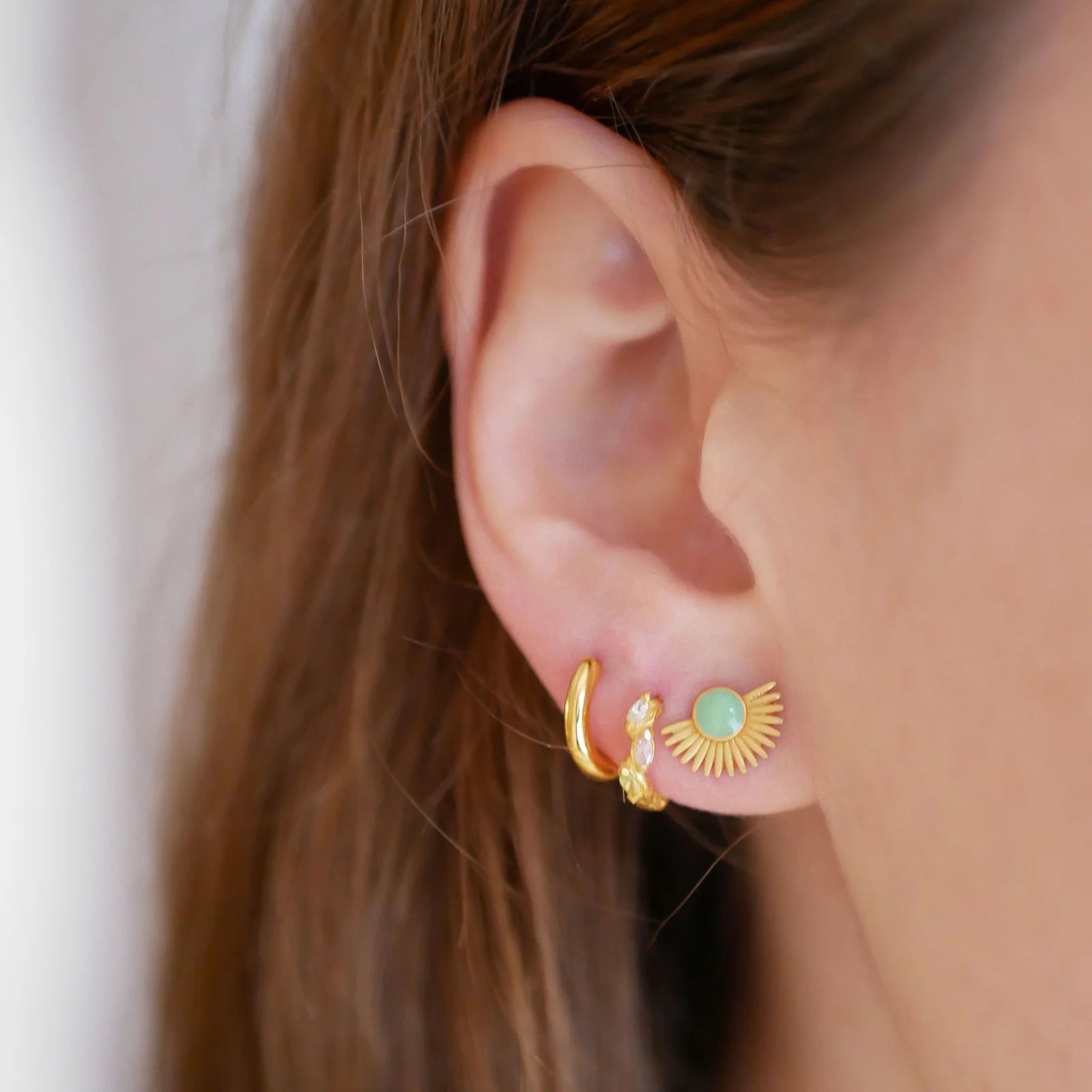 Soleil Studs fra Enamel Copenhagen i Dusty Green på model