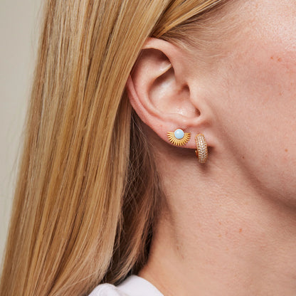 Soleil Studs fra Enamel Copenhagen I Icy Blue på model