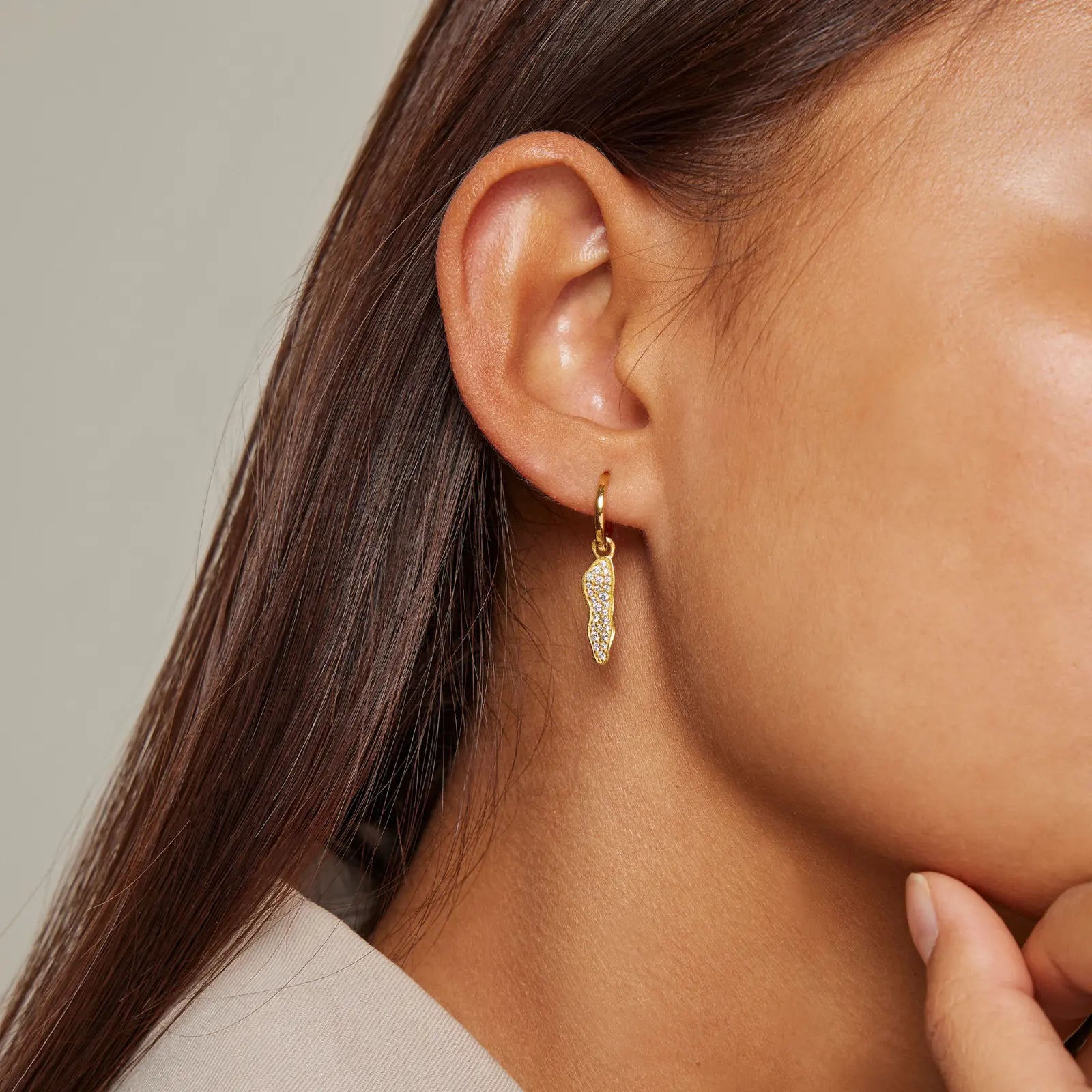 Sparkling Julia øreringe fra Enamel Copenhagen på model